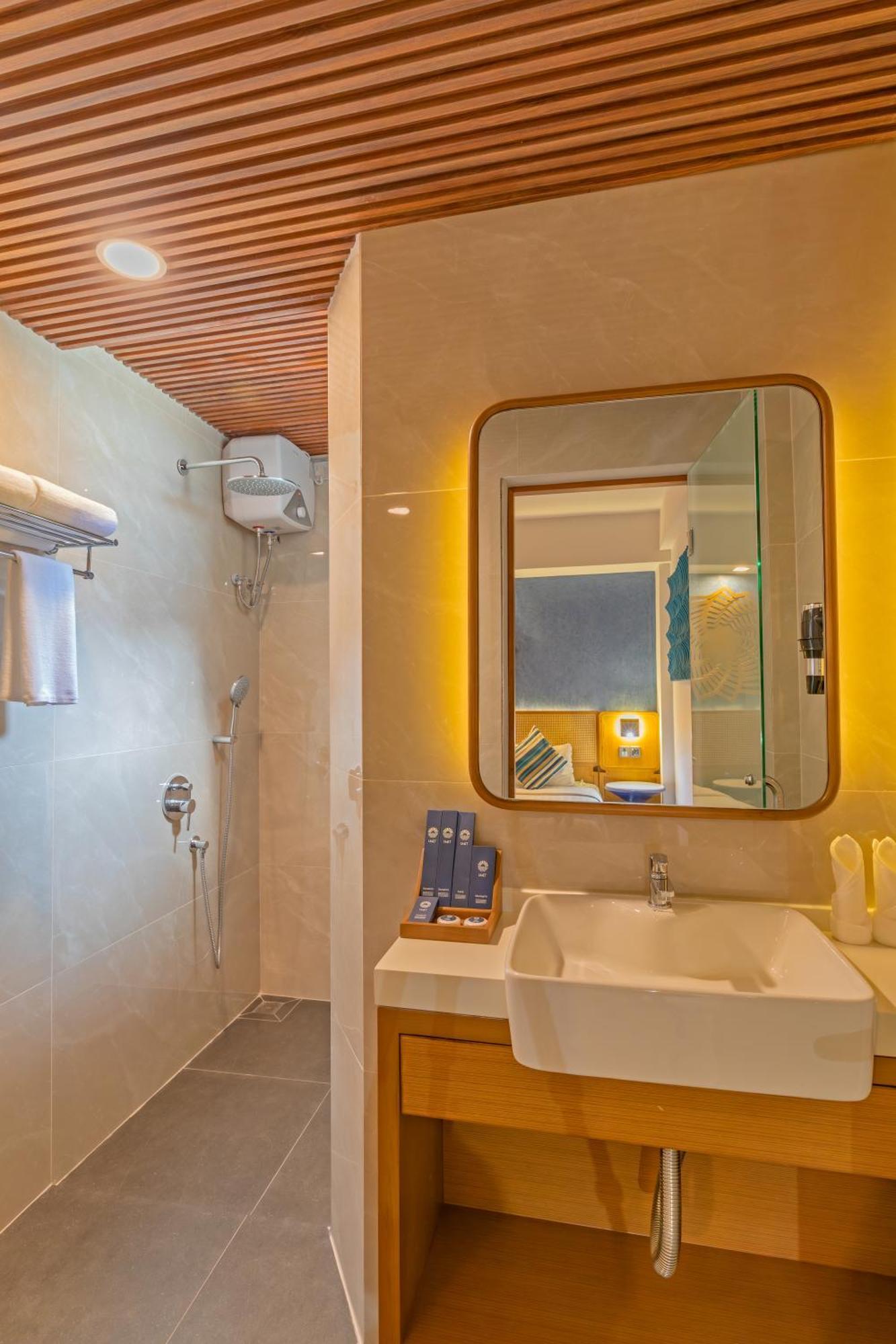 Umet Seaview Hotel With Free Airport Pick Up And Drop T&C Apply Male Zewnętrze zdjęcie